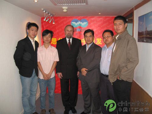 IceWarp CEO Ladislav Goc, 亚太区CEO 李平原与Chinaitlab记者合影